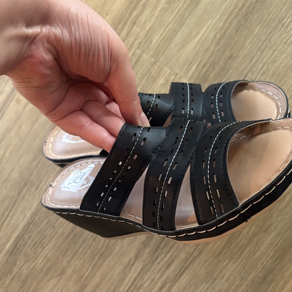 Cushioned Women’s Mid Wedge Sandal
